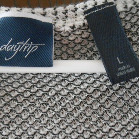 DAYTRIP BUTTON‎ FRONT TIE V-NECK SWEATER LARGE-EUC - Picture 5 of 7